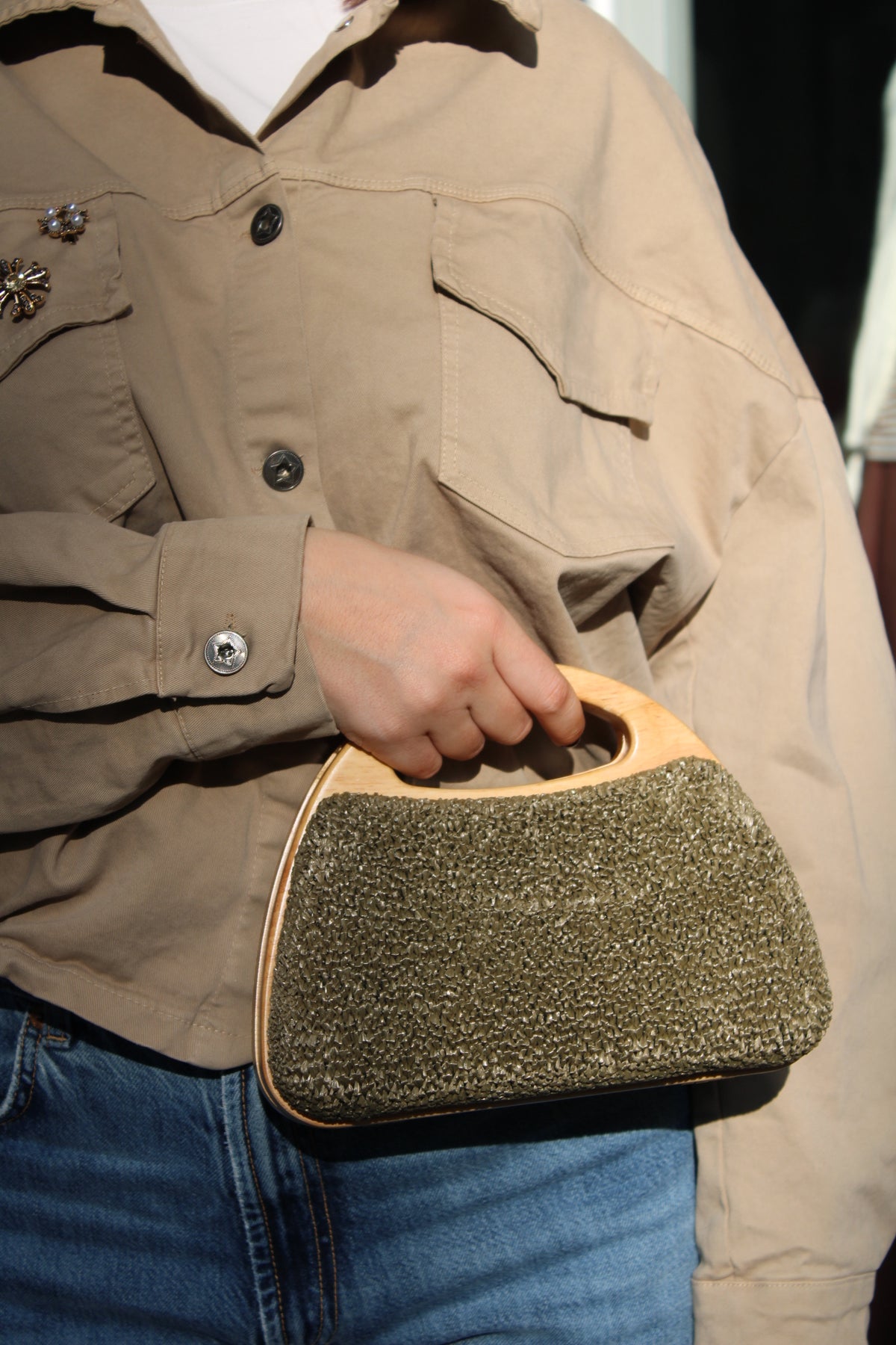 BORSA RAFIA CON MANICI IN LEGNO