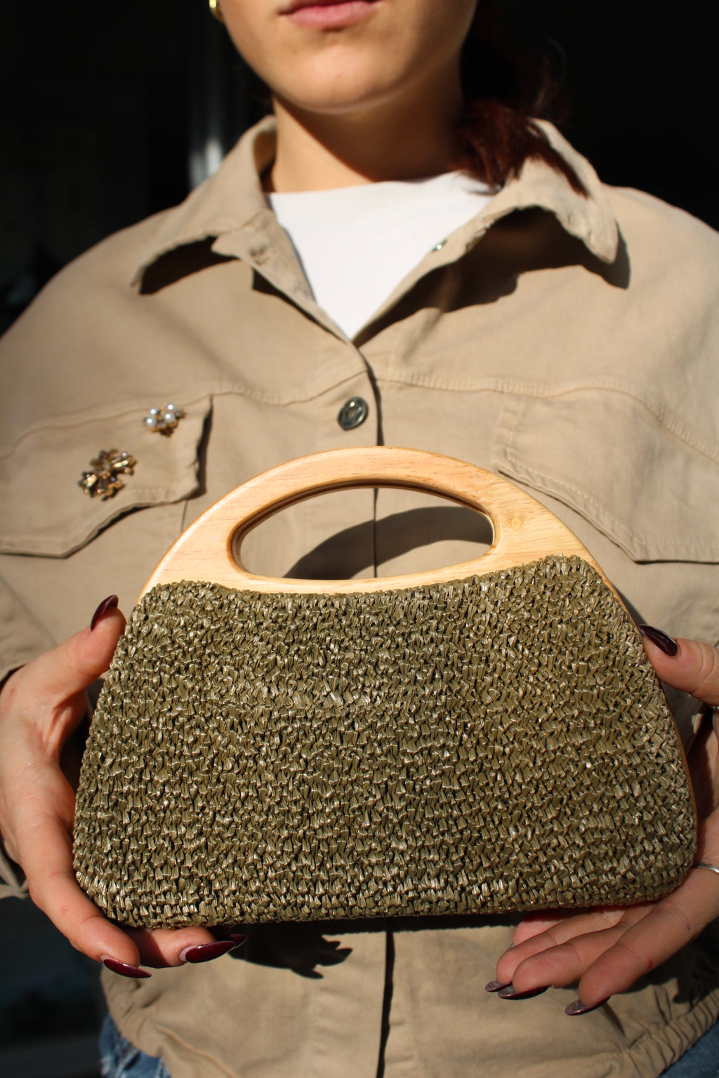 BORSA RAFIA CON MANICI IN LEGNO