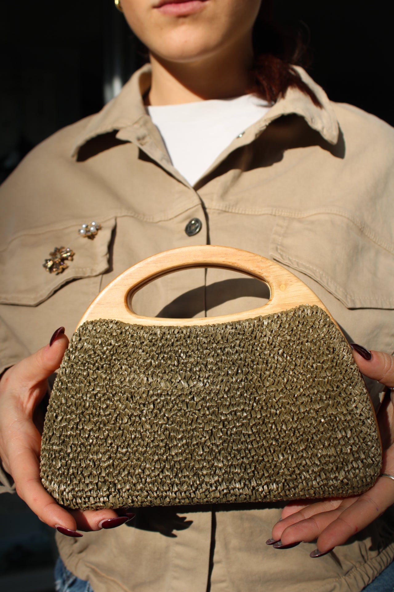 BORSA RAFIA CON MANICI IN LEGNO