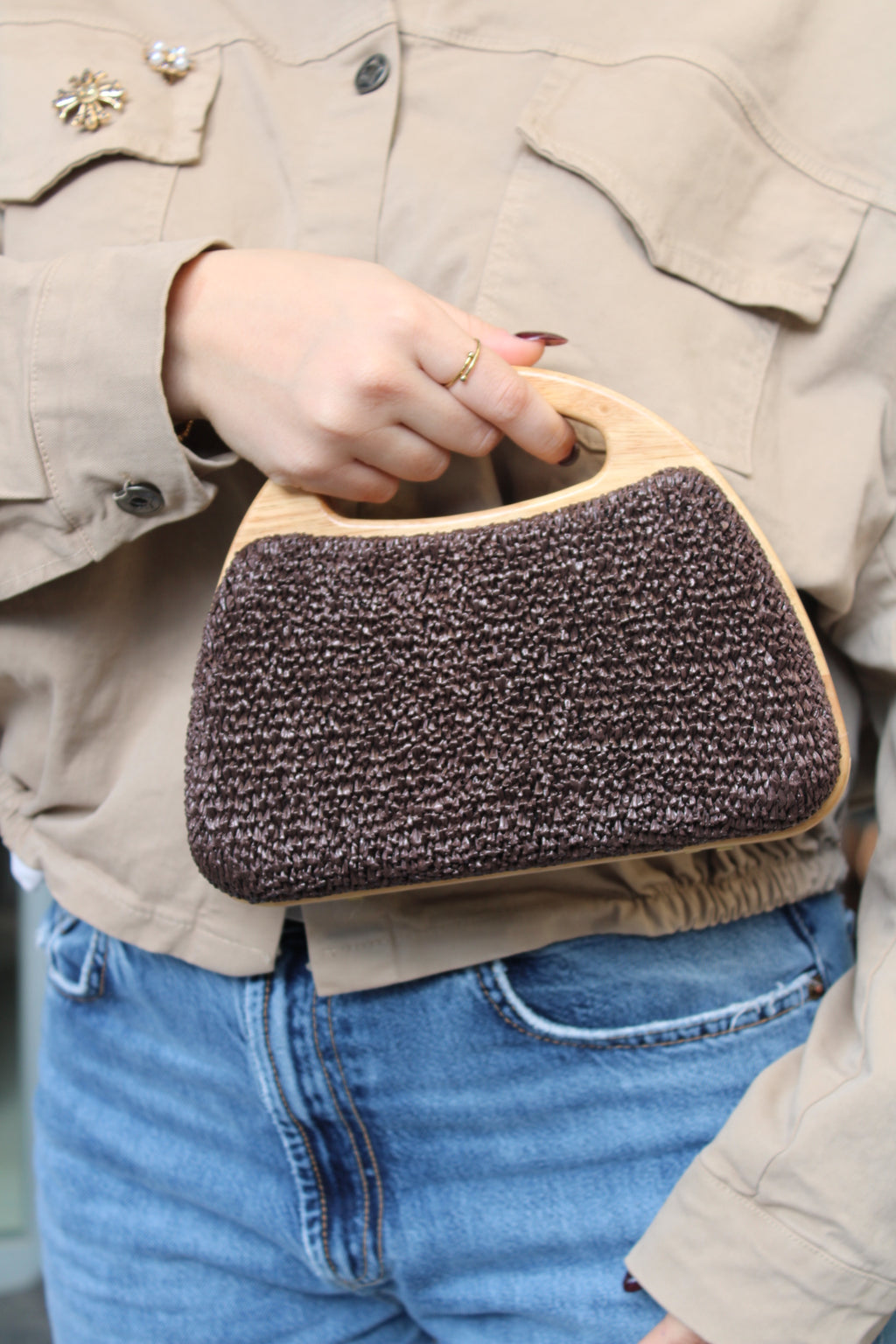 BORSA RAFIA CON MANICI IN LEGNO