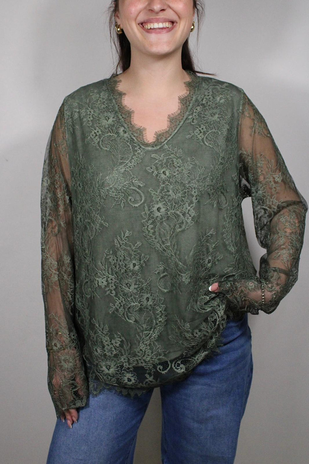 BLUSA IN PIZZO CON MANICHE LUNGHE