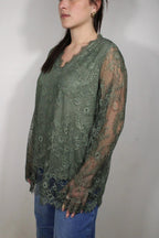 BLUSA IN PIZZO CON MANICHE LUNGHE