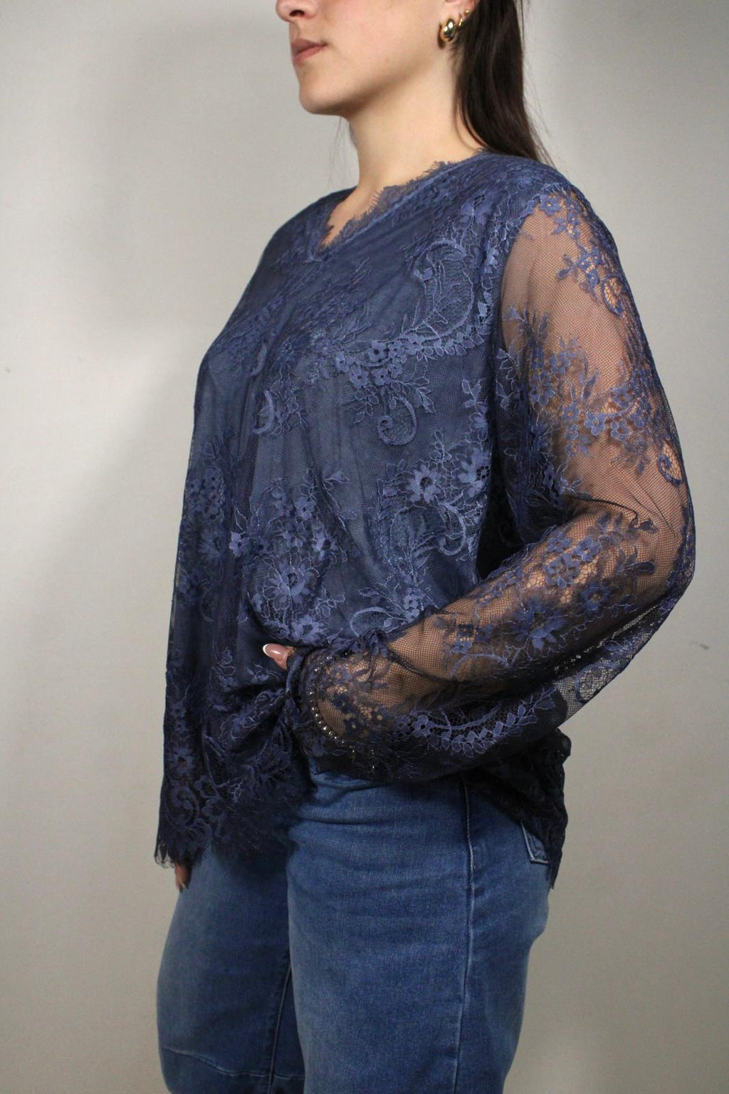 BLUSA IN PIZZO CON MANICHE LUNGHE