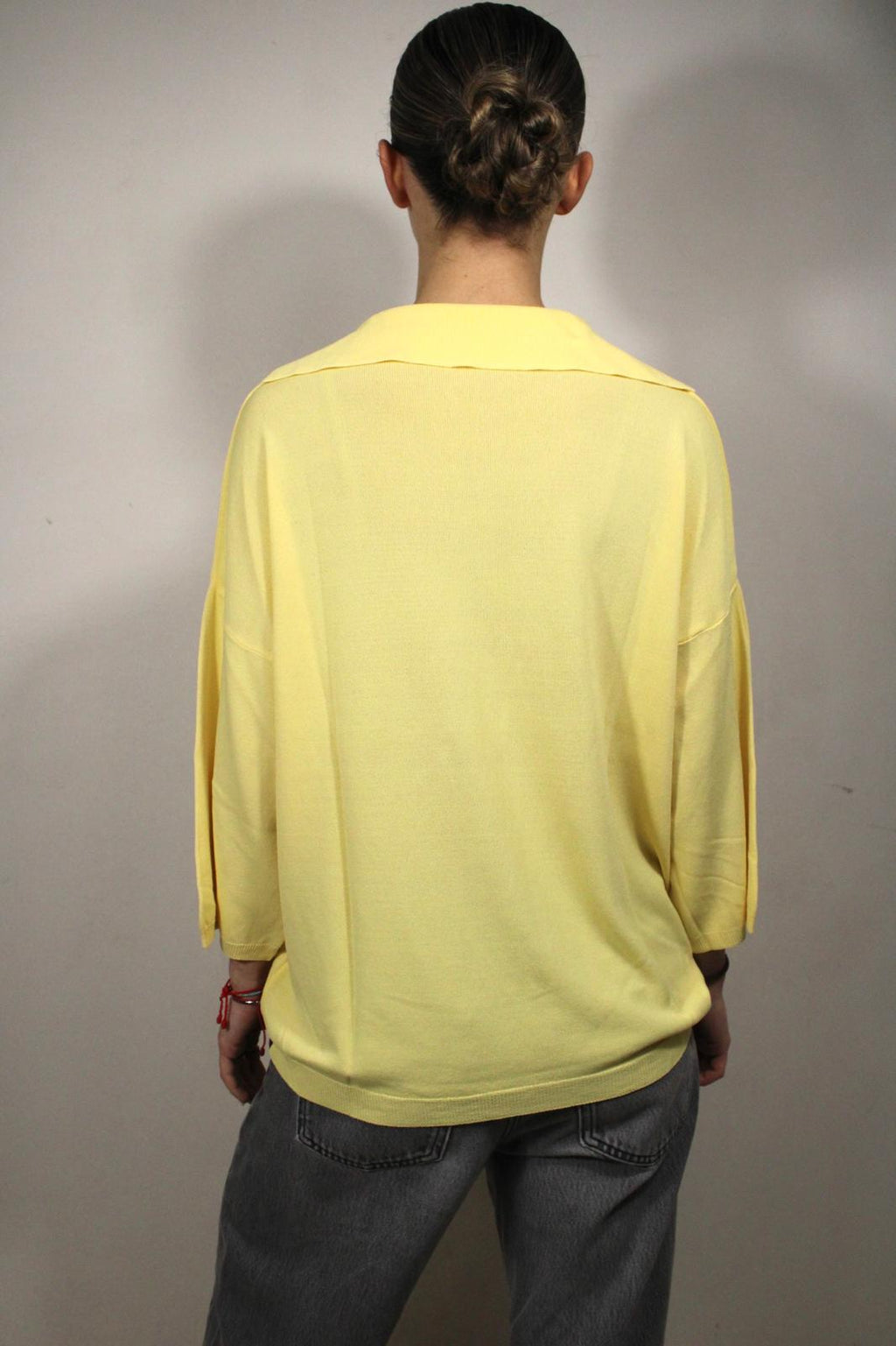 MAGLIA A MANICA A TRE QUARTI CON SCOLLO A V