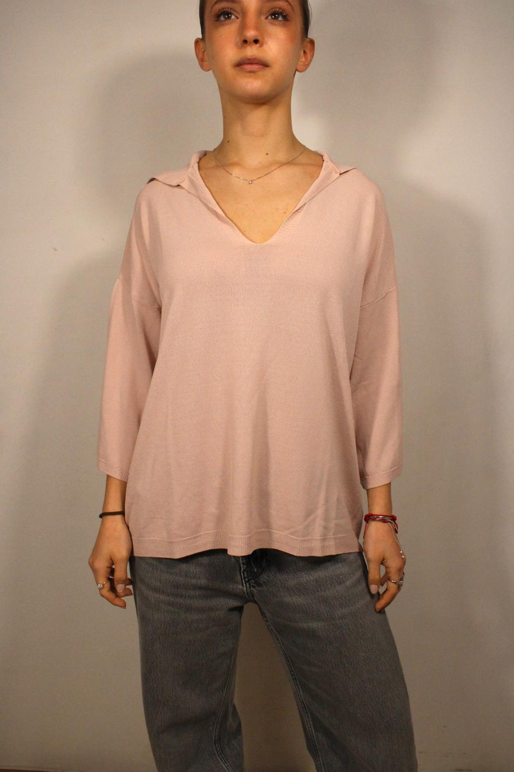MAGLIA A MANICA A TRE QUARTI CON SCOLLO A V
