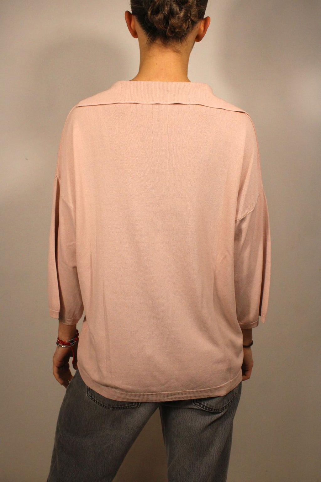 MAGLIA A MANICA A TRE QUARTI CON SCOLLO A V