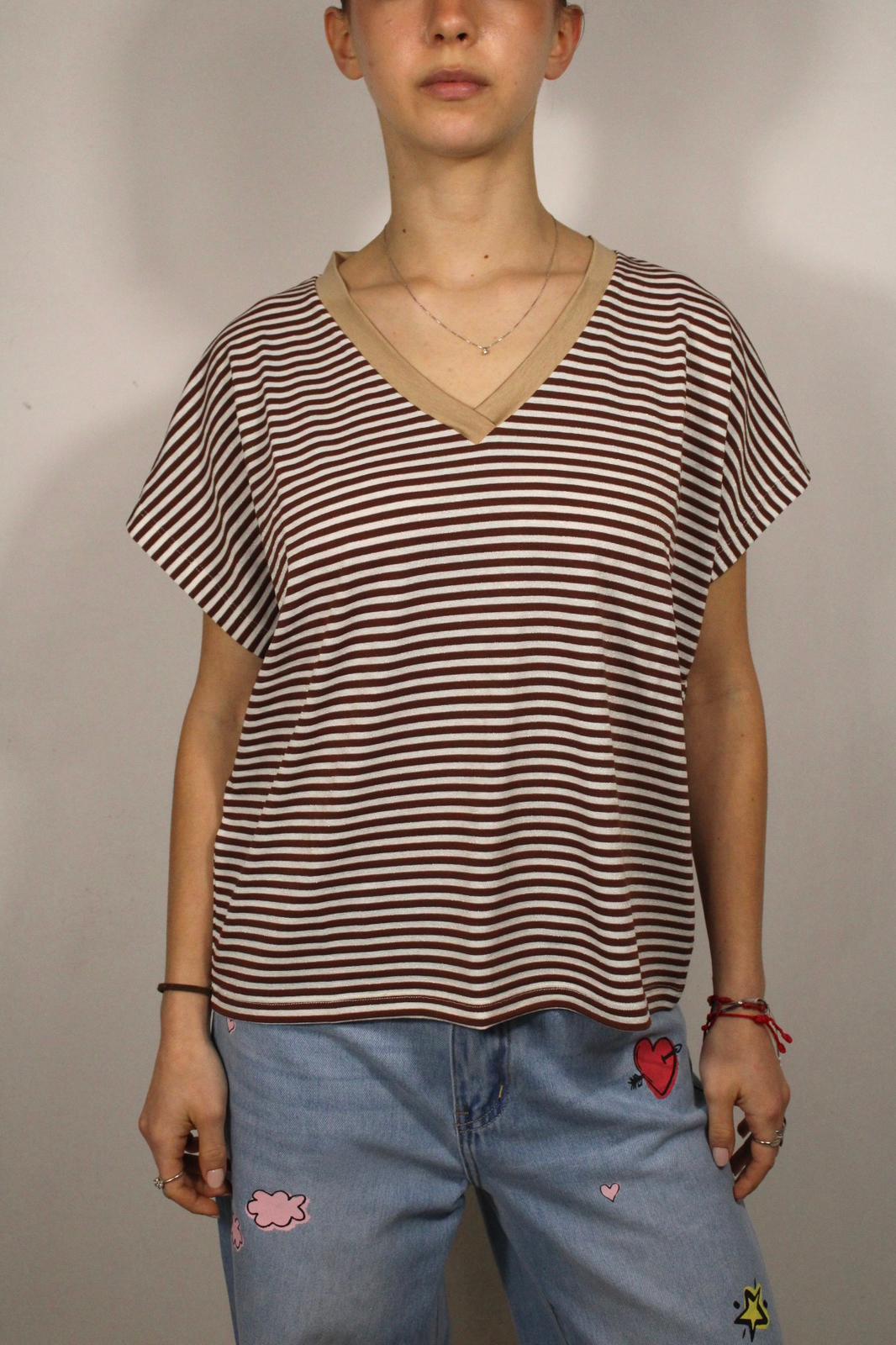 T-SHIRT A RIGHE CON SCOLLO A V