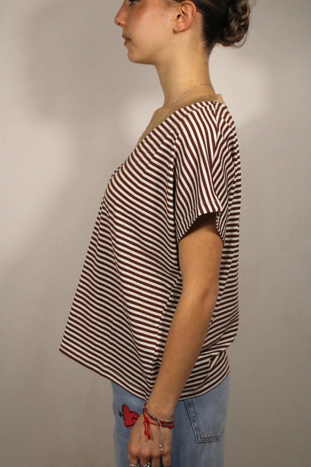 T-SHIRT A RIGHE CON SCOLLO A V