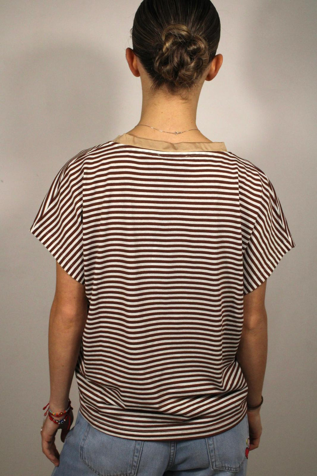 T-SHIRT A RIGHE CON SCOLLO A V