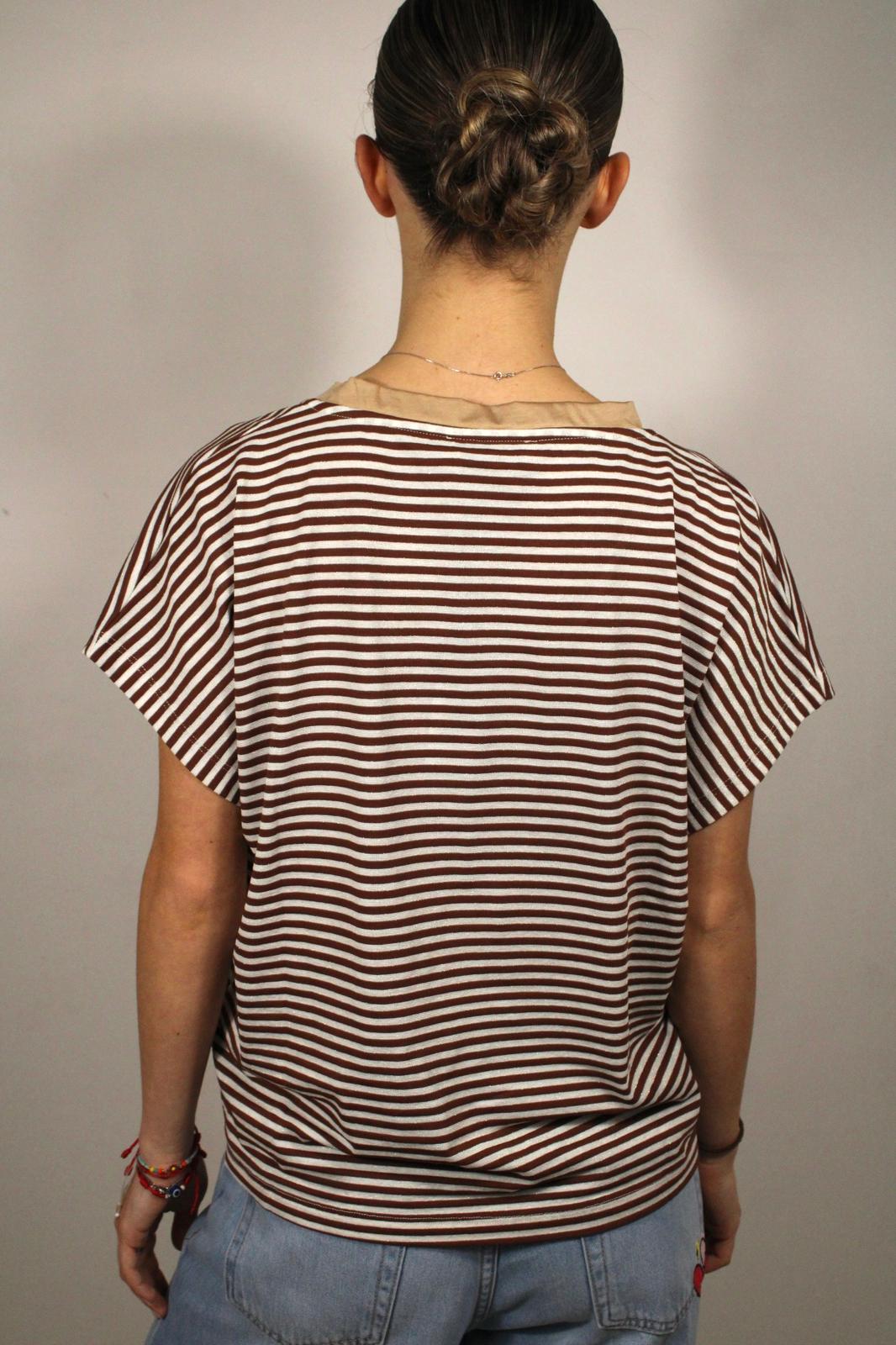 T-SHIRT A RIGHE CON SCOLLO A V