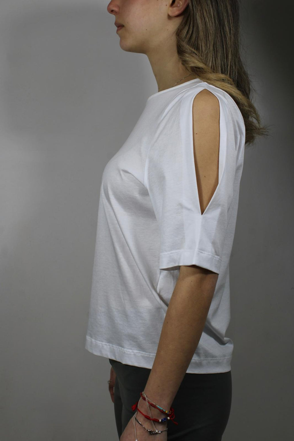 T-SHIRT CON CUT-OUT LATERALI