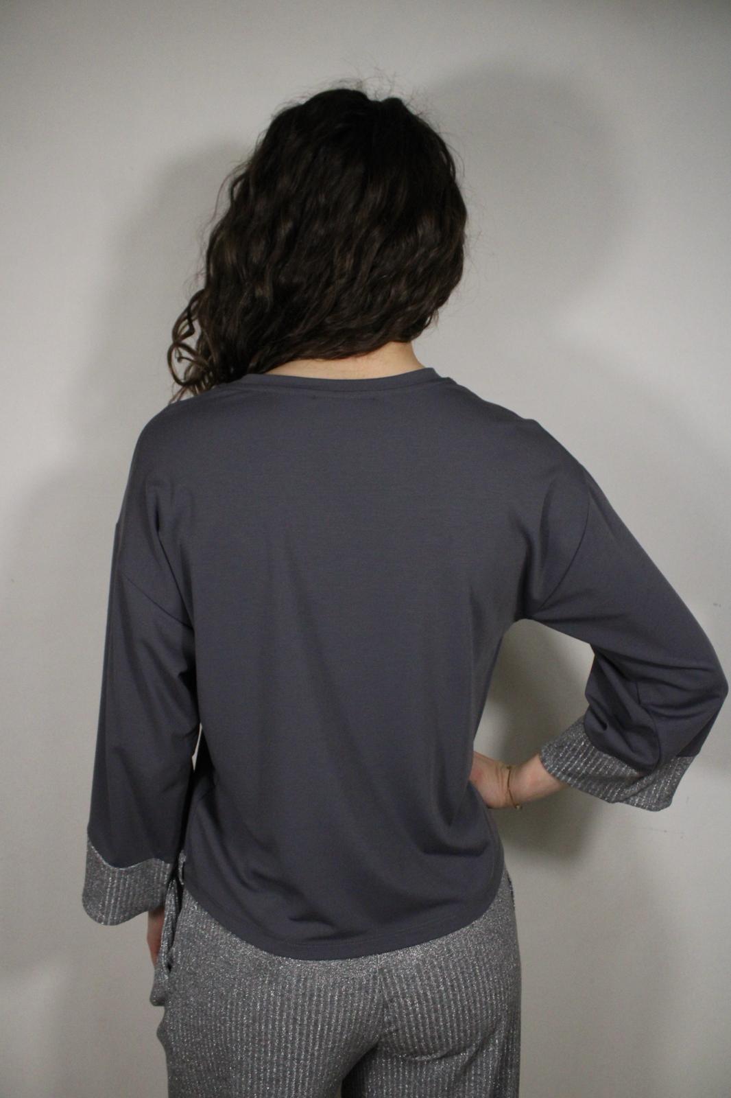 BLUSA GIROCOLLO IN VISCOSA CON RIFINITURE A COSTINE SUI POLSINI DELLE MANICHE