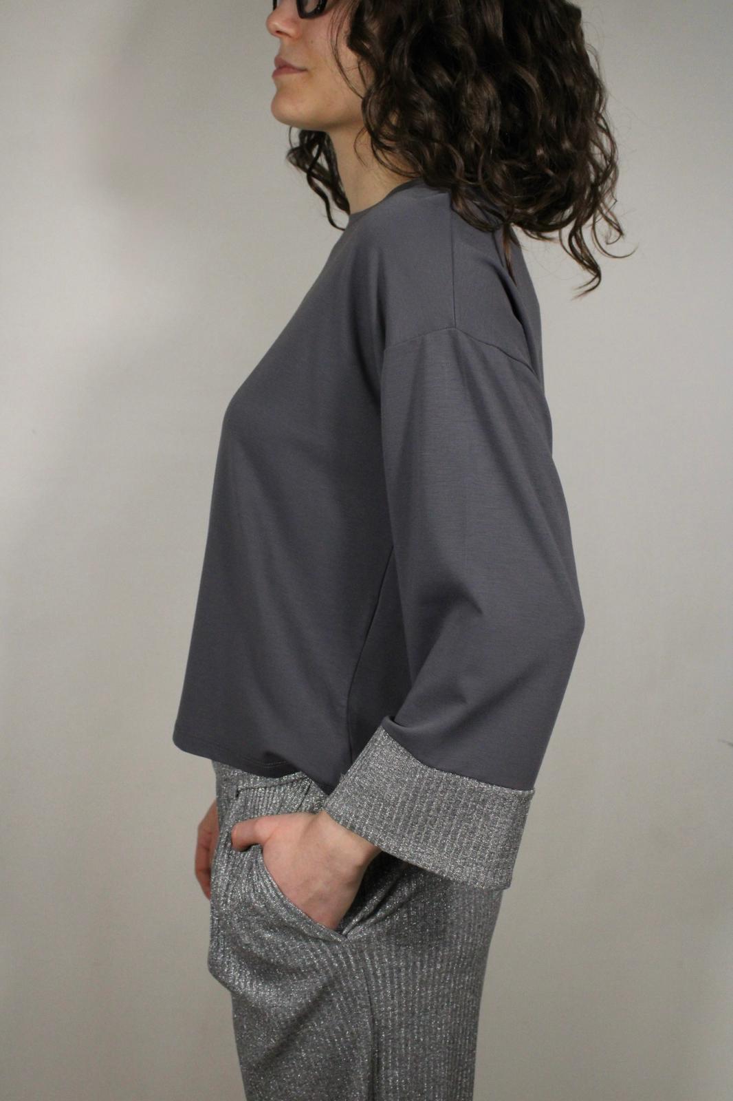 BLUSA GIROCOLLO IN VISCOSA CON RIFINITURE A COSTINE SUI POLSINI DELLE MANICHE