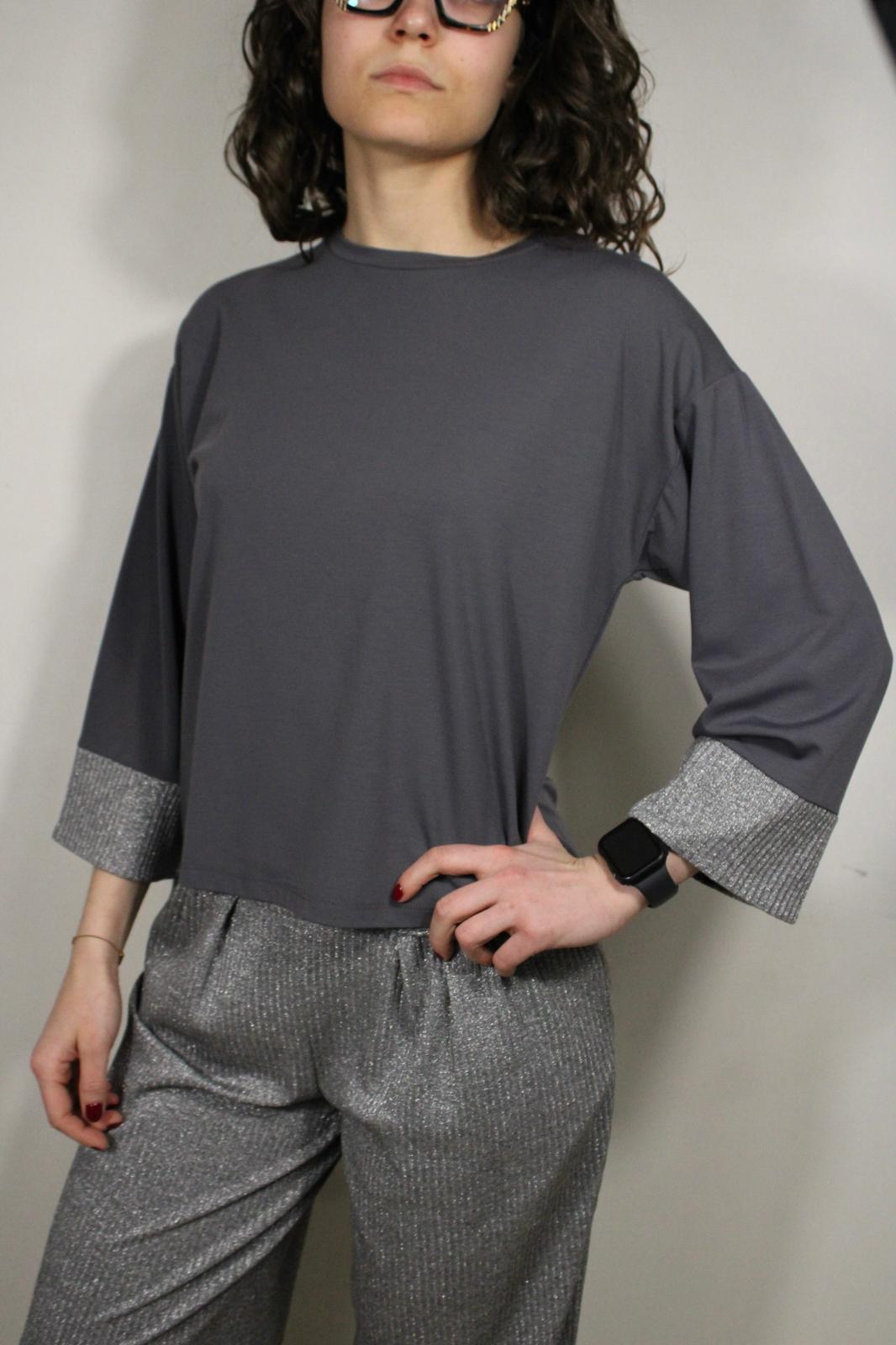 BLUSA GIROCOLLO IN VISCOSA CON RIFINITURE A COSTINE SUI POLSINI DELLE MANICHE